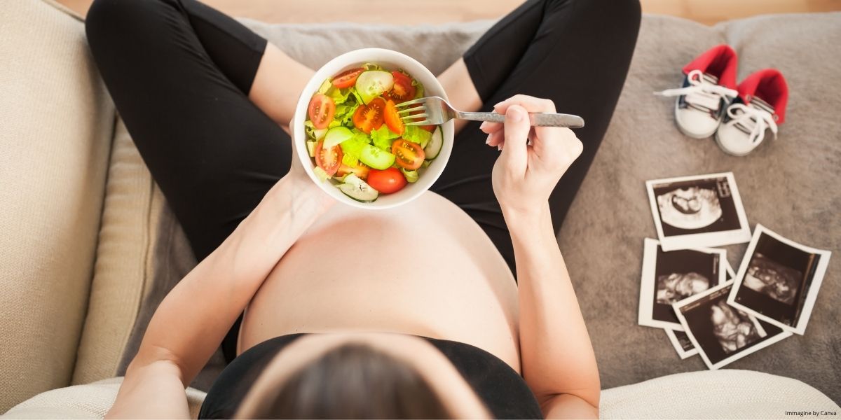 donna in gravidanza con scodella e insalata nello sfondo ecografie e scarpine da bimbo