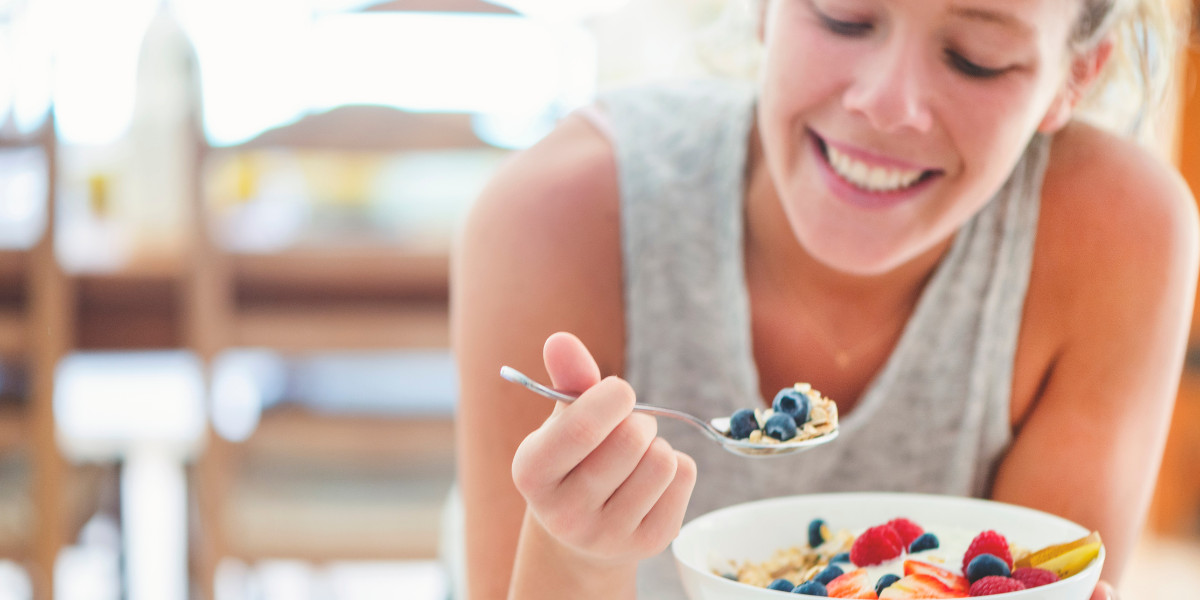 donna sorridente con ciotola di yogurt e frutta. Scritta “Gennaio – meno promesse, più abitudini”. Logo Spine Center in basso.