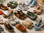 Scarpe estive da uomo e da donna, tra cui sandali, infradito, zoccoli, sneakers e scarpe aperte con tacco, utilizzate per illustrare un articolo sulla scelta delle calzature estive e sul benessere dei piedi.