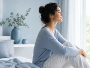 Donna in un ambiente luminoso, immagine dedicata alla salute sessuale e al benessere della persona.