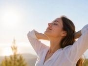 Donna esposta alla luce del sole, immagine rappresentativa della produzione naturale di vitamina D