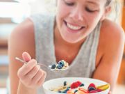 donna sorridente con ciotola di yogurt e frutta. Scritta “Gennaio – meno promesse, più abitudini”. Logo Spine Center in basso.